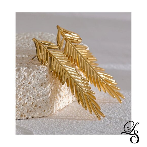 🌿New 18K Gold Long Leaf Statement Earrings 🌿 - Picture 2 of 4